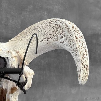 Vyrezávaná lebka barana na kovovom stojane - motív Infinity - 17