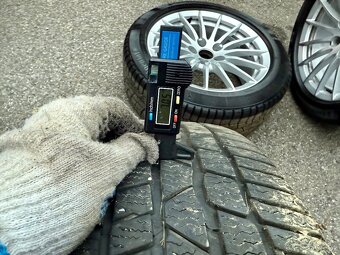 ORIGINAL ZIMNÁ SADA AUDI R17 + pneu 225/50 R17 - 17