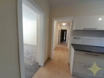 Na predaj ZREKONŠTRUOVANÝ 2-izbový byt s dvorom a GARÁŽOU v  - 17