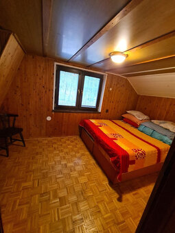 Zaujímavá pekná priestranná murovaná chata v prírode - 17