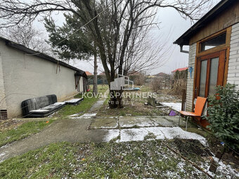 Priestranný poschodový rodinný dom s garážou - Kovarce - 17