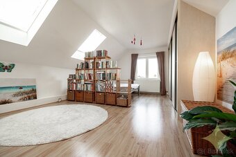 Na predaj: Krásny a útulný rodinný dom s bazénom v pokojnej  - 17