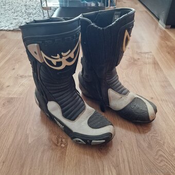 Čižmy, prilby, kombinéza - 17