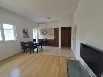 Chorvátsko, apartmán s garážou, terasou 50 metrov od mora. - 17
