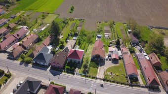 Ponúkame na predaj rodinný dom s garážou a veľkým pozemkom v - 17