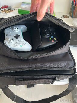 Xbox One X 1TB + 2 ovládače + Volant + Taška - 17