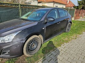 Predám alebo rozpredám Chevrolet cruze 1,8  bez motora. - 17