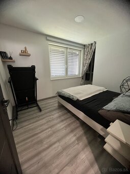 Moderný rodinný dom s veľkou terasou a bazénom - 17