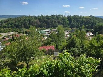 Krásna záhrada s chatkou na južnom svahu aj s IS - 17