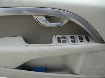 VOLVO XC70 D5 151kw AWD Momentum Kinetic 07/2010 - 17