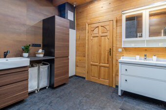 Na predaj dom snov–rodinné sídlo s jazierkom na kúpanie a pa - 17