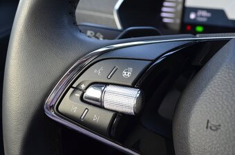 ŠKODA OCTAVIA COMBI 2.0 TDI DSG VIRTUAL KAMERA CRYSTAL LED - 17