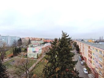 Na predaj priestranný a slnečný 2,5-izbový byt na Novohradsk - 17