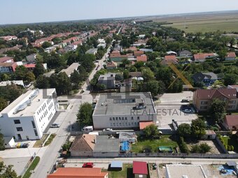 Pozemok s rodinným domom v centre Rusoviec - 17