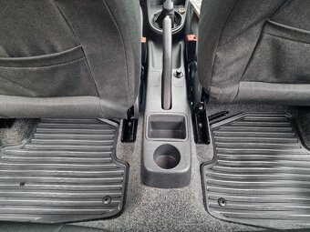 Škoda Fabia II 1.2 HTP 60k Ambiente ICE M5 (benzín) - 17