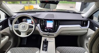 Volvo XC60 B5 2.0L Momentum Pro AWD A/T - 17