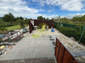 Upravená záhrada s chatou na Žabom majeri - 17