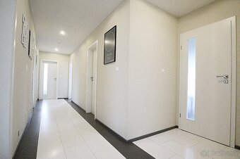 Krásny 5i RD s dvojgarážou, bazénom - TOP PROSTREDIE - 17