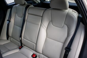 Volvo XC60 2.0 T8 Momentum AWD - 17