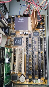 Predám stolný počítač Intel Pentium - 17