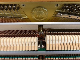 Anglická Yamaha P110N v záruce, včetně klavírní židle. - 17