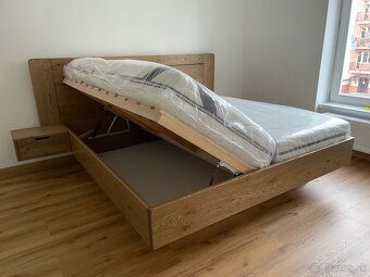 Dubová posteľ s úložným priestorom a stolíkmi - 17