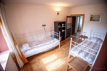 Krásne zrekonštruovaný historický dom v obci Vyhne - 17