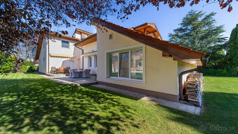 Priestranný RD na 11árovom pozemku s bazénom, saunou, garážo - 17