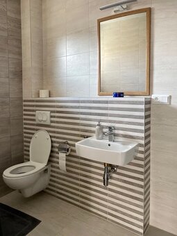 Útulný 3-izbový rodinný dom s krásnou záhradou - Rovinka - 17