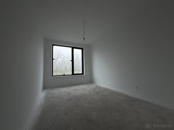 MODERNÝ DVOJDOM V POVODE- VEĽKÝ POZEMOK - 17