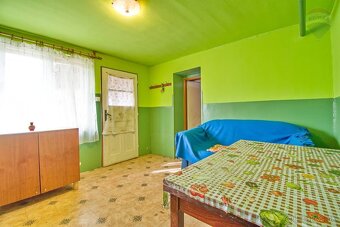 Na predaj priestranný vidiecky rodinný dom v obci Baka, poze - 17