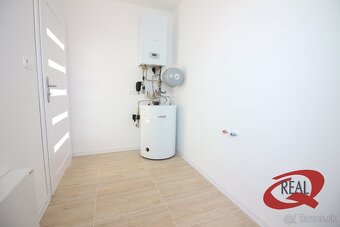 SKOLAUDOVANÝ RODINNÝ DOM, TEHLOVÁ STAVBA, IHNEĎ VOĽNÝ - 17