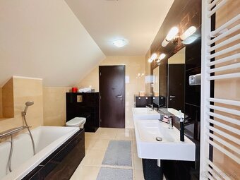 Na predaj príjemný plne zariadený dom s bazénom - 17