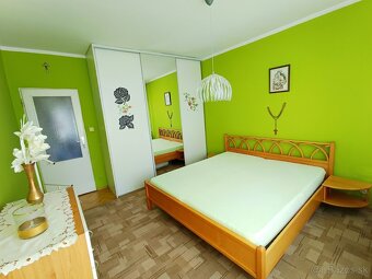 PREDAJ SLNEČNÝ A VEĽKÝ 3-IZBOVÝ BYT V CENTRE MESTA BB - 17