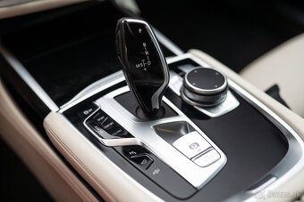 BMW 750d xDrive M-Sport - 17