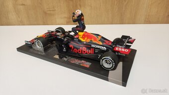 Max Verstappen 1:18 s figurkou - víťaz Monaco - 17