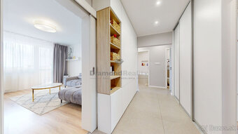 NA PREDAJ VEĽKÝ 4 IZBOVÝ BYT - 96 M2 - DVE LODŽIE, VIEDENSKÁ - 17