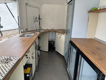 Mobilný nápojový food truck s výčapmi, chladiacimi vitrínami - 17