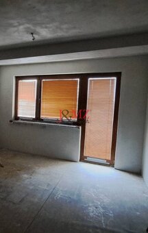 Stavba 122 m2 a drevená chata, pozemok 2.600 m2, Levice (SM- - 17