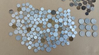 Československé mince - konvolut minci v dřevěné truhličce - 17