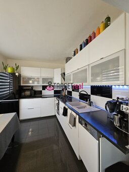 Na predaj veľký kompletne zariadený 3-izbový byt v centre Pi - 17