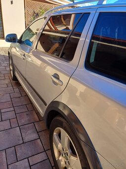 Skoda Octavia SCOUT II 2.0 TDI 4x4 Park. KAMERA
- 17