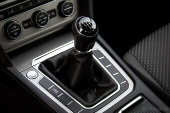 Volkswagen Passat Variant 2.0 TDI 2018 manuál - 17