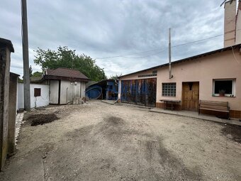 Starší tehlový dom vo výbornom stave s garážou a terasou vo  - 17