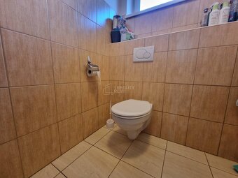 Predaj viacgeneračného domu s veľkým pozemkom v centre obce  - 17