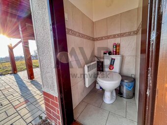 ZREKONŠTRUOVANÝ MODERNÝ VÍKENDOVÝ DOM S VÍNNOU PIVNICOU - 17