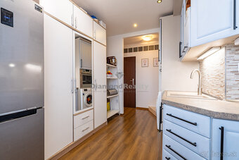 NA PREDAJ KRÁSNY 3 IZBOVÝ BYT S VÝHĽADOM NA MESTO | 64m2 + L - 17