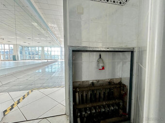 Na prenájom MODERNÁ prevádzková budova 1300m2 15min.od NZ - 17