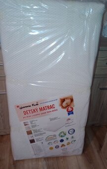 Predám detskú postieľku+ 2x matrac, plachty, mantinel... - 17