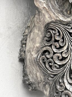 Obrovská šedá vyrezávaná lebka Vodného Bývola - motív Badong - 17